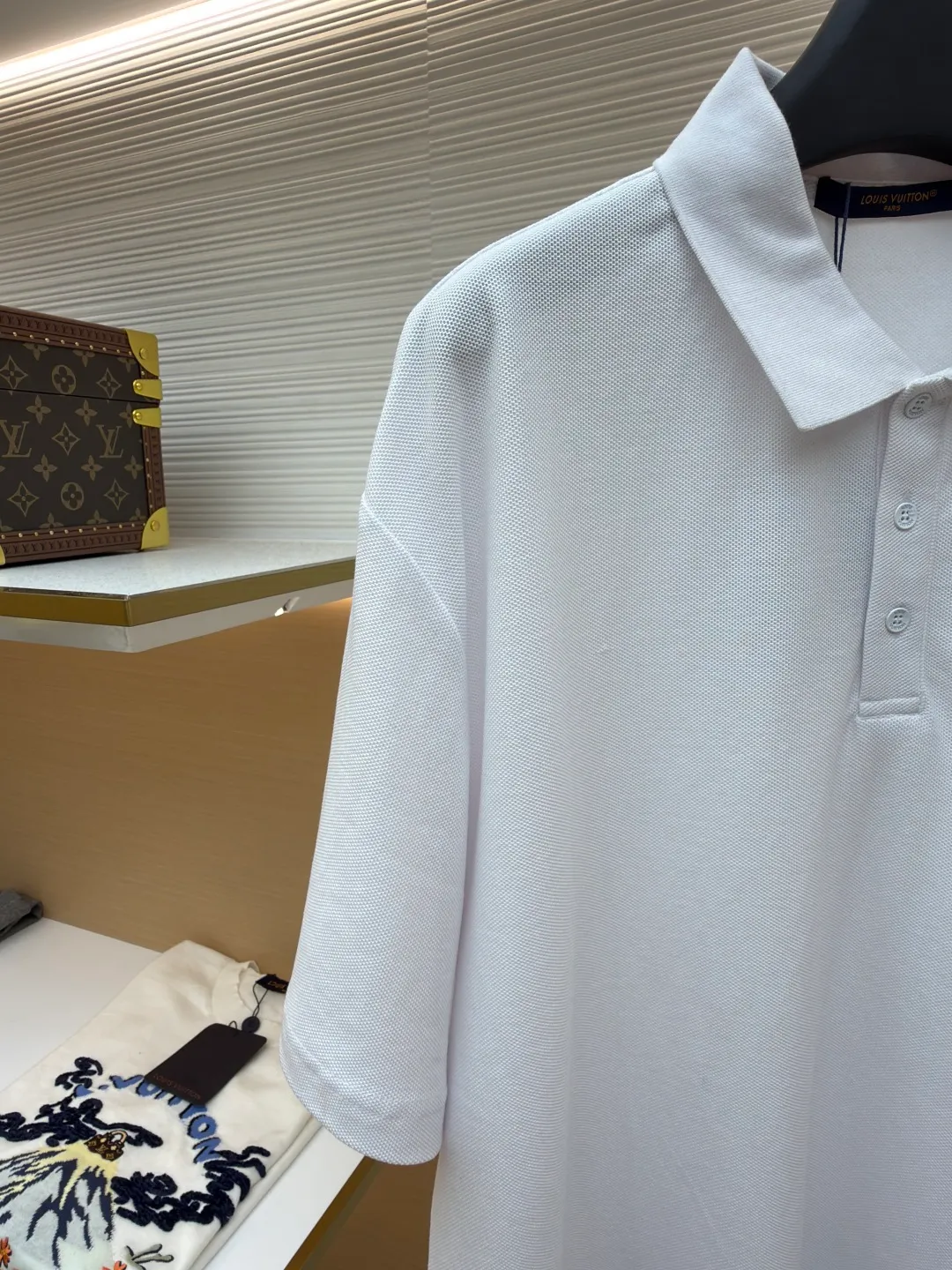 LOUIS VUITTON pin embroidered polo shirt ●Original version: Purchased and developed for 6500 ●Item number: 1681204-A35 ●Fabric: pique cotton fabric ●Technology: embroidery production ●Color: white ●Version: fitted version ●Weight: about 305 grams ●Size: XS-S-M-L ●Description: The fabric is made of customized 6-corner piqué cotton, with unique shape and texture, which is breathable and comfortable, not easy to deform and has greatly increased durability; the flat-knit thread dyeing for the neckline ensures that the color of the neckline perfectly matches the overall tone of the clothes. The flat-knit thread production process makes the neckline highly elastic and fits the neck without feeling constrained when worn; a keyhole is specially made under the embroidery, and custom-made pin accessories are strung together as decorative highlights to add a sense of fashion and uniqueness to the clothes. The overall wiring is straight and delicate, the fabric is comfortable and soft, and the color is consistent without color difference. It can be matched with the same style to create a fashionable look and control various occasions. Customized accessories, complete with three standards, same style for men and women!